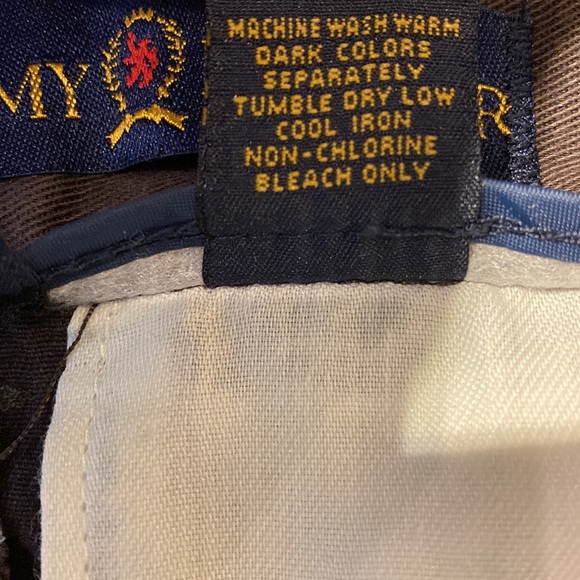 Vintage Tommy Hilfiger Embroidered Crest Pleated Chinos in brown size 36 x 30 - Picture 10 of 12